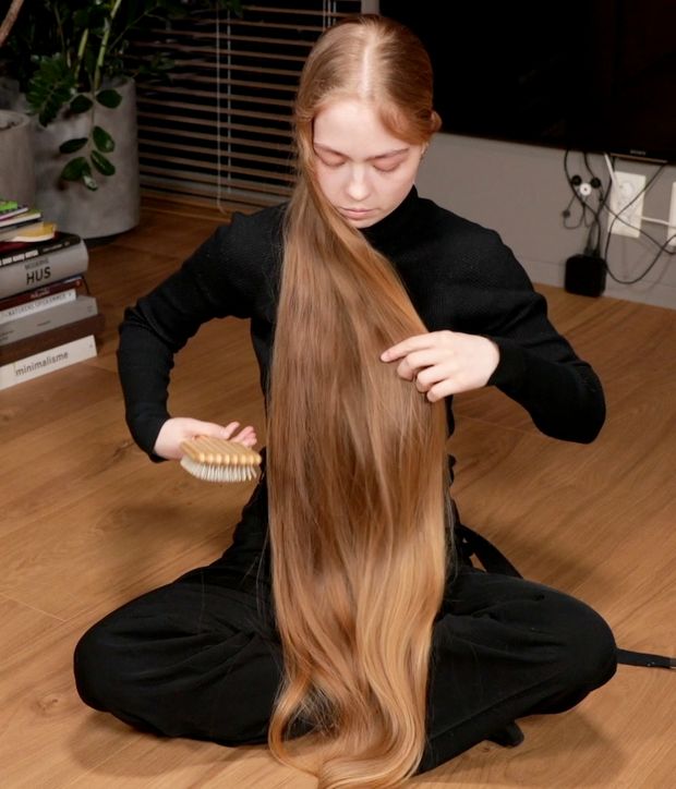 VIDEO - Blonde calf length hair floor show