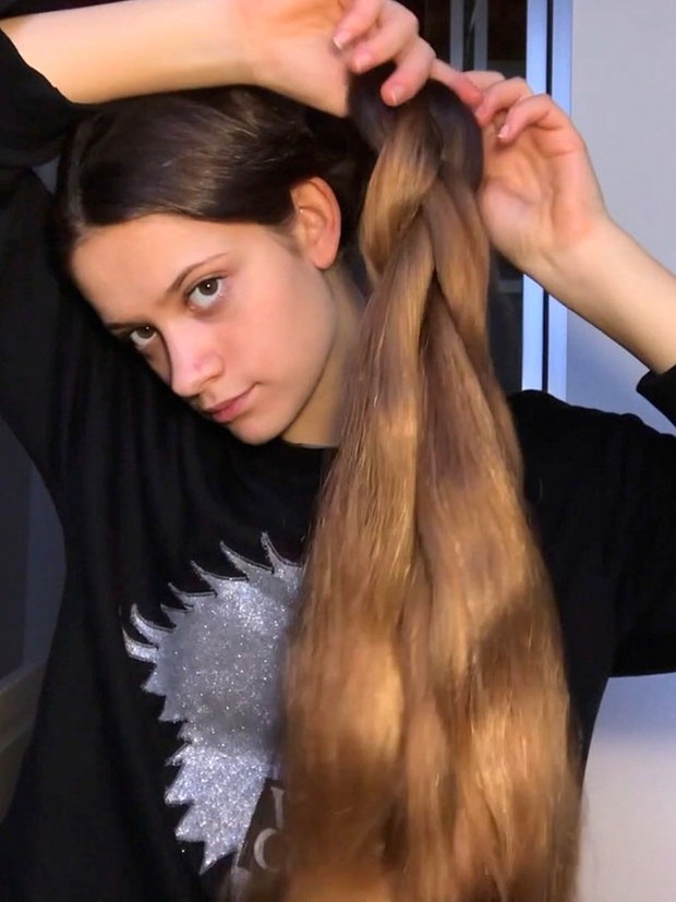 VIDEO - Ottavia&#x27;s thick hair play 2