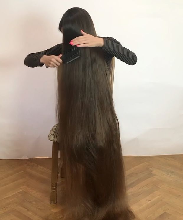 VIDEO - Super silky floor length hair