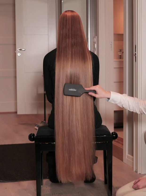 VIDEO - Oiling long blonde hair before shoot