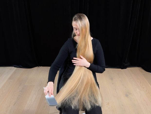 VIDEO - Perfect blonde hair length display and brushing in lap (part 2)