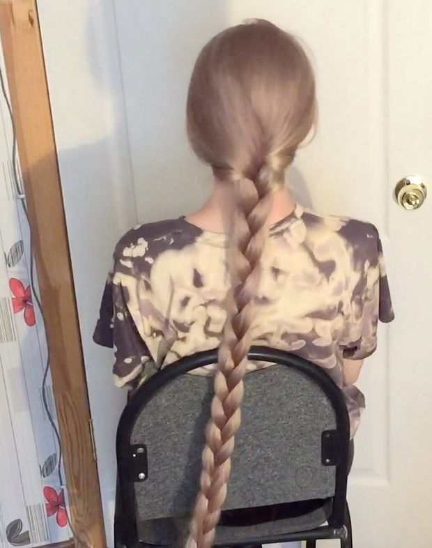 VIDEO - The blonde with the silky hair