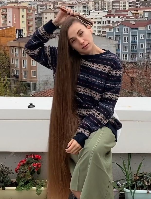 VIDEO - The girl with the huge buns