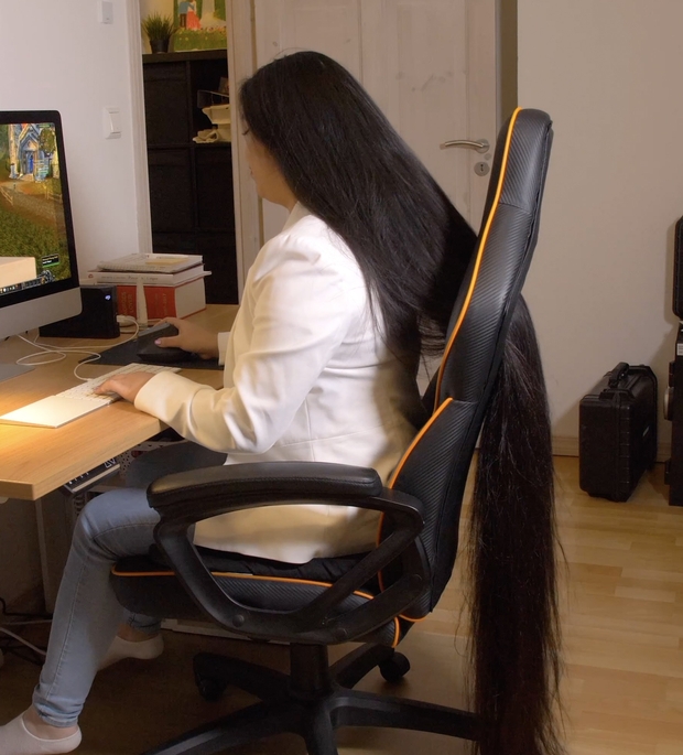 VIDEO - Super long haired gamer