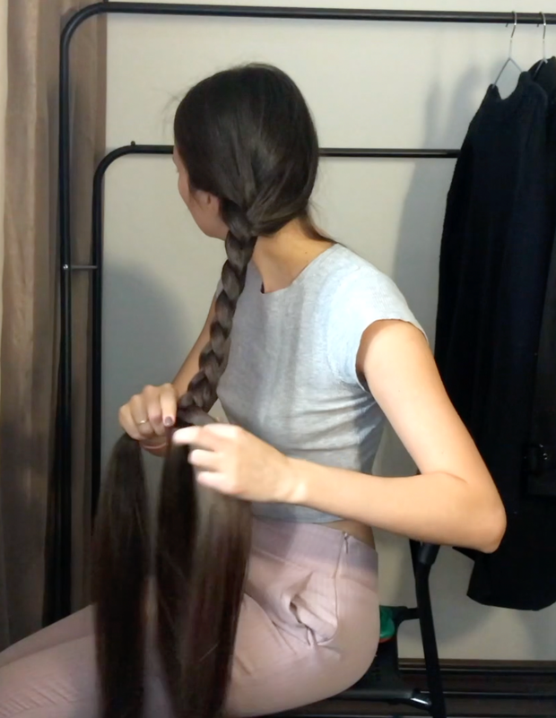 VIDEO - A silky, long, dark mane
