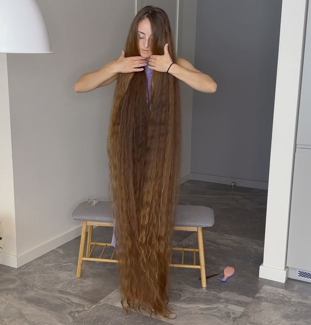 VIDEO - Floor length hair dream