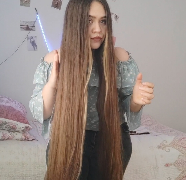 VIDEO - Her daily hair play