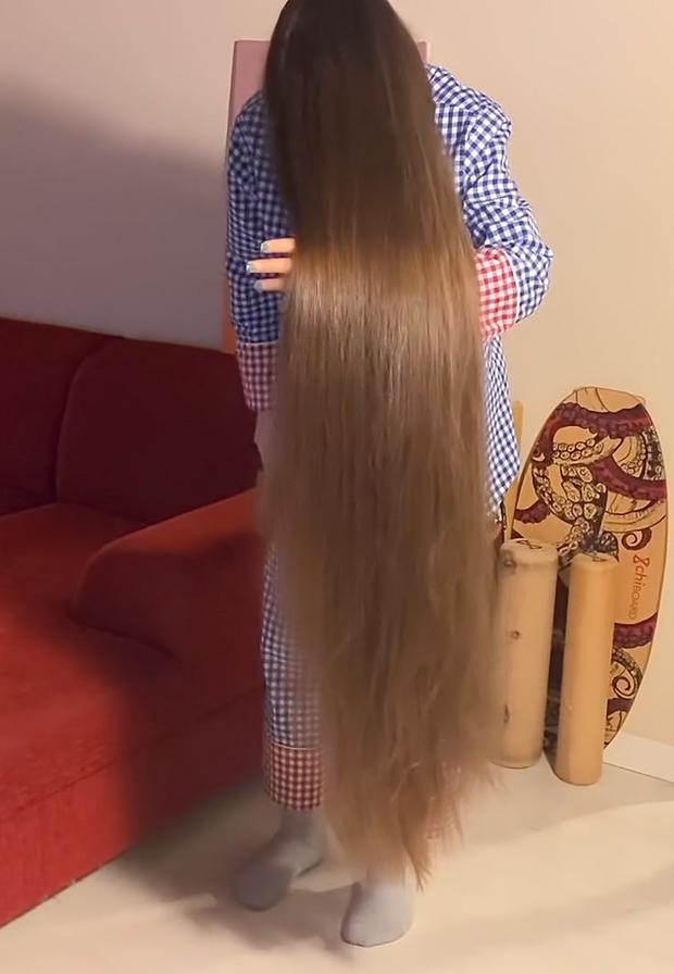 VIDEO - Extreme calf length hair in front of her face (part 1)