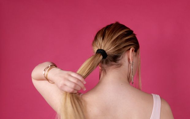 VIDEO - The ponytail and bun show perfection on pink