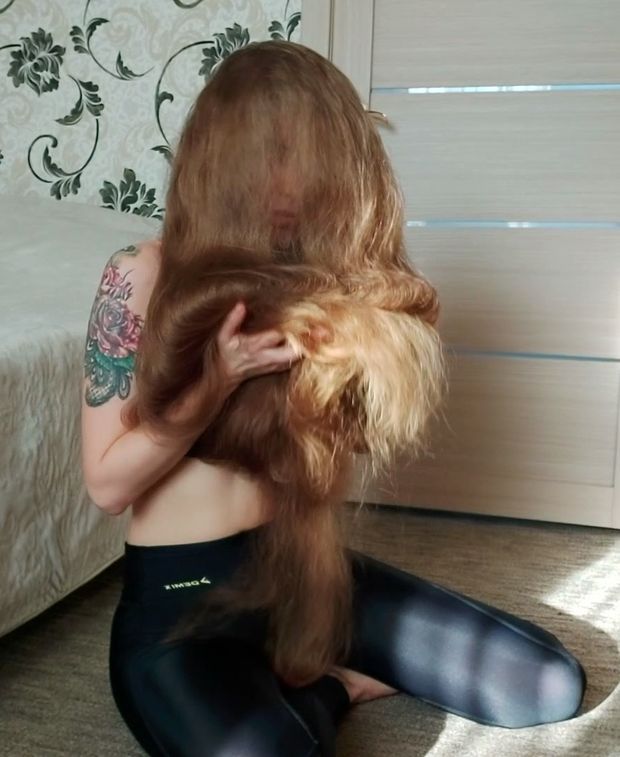 VIDEO - Extreme hair smelling