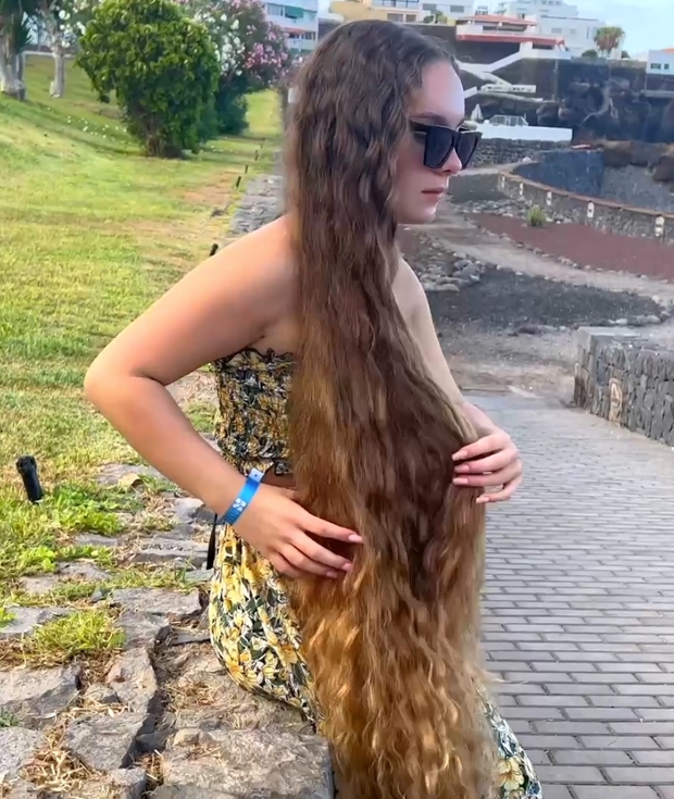 VIDEO - Natalia&#x27;s beautiful hair show by the sea