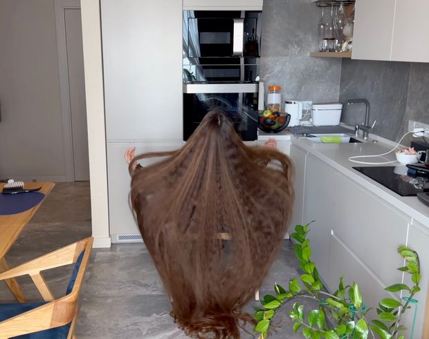 VIDEO - Lady with two meter long hair