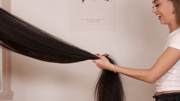VIDEO - Impressed by her hair length