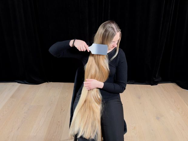 VIDEO - Perfect blonde hair length display and brushing in lap (part 1)