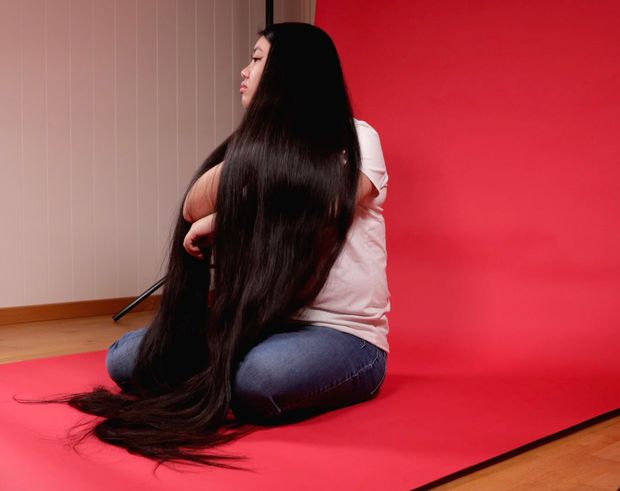 VIDEO - Really long black hair on red