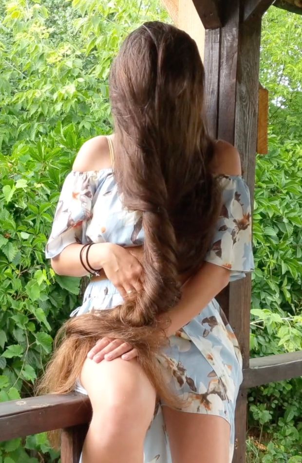 VIDEO - She has so much hair!
