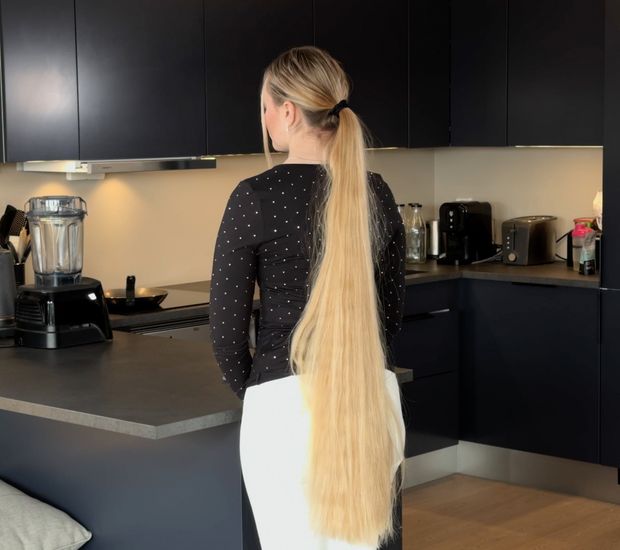 VIDEO - Ponytails and buns display