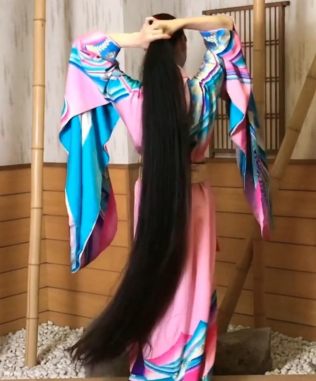VIDEO - Super long Asian hair