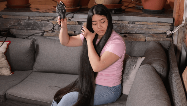 VIDEO - Rapunzel brushing in the sofa
