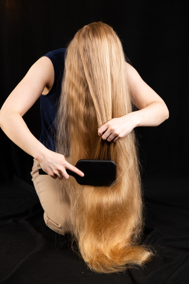 PHOTO SET - Helene&#x27;s blonde hair covering photoshoot