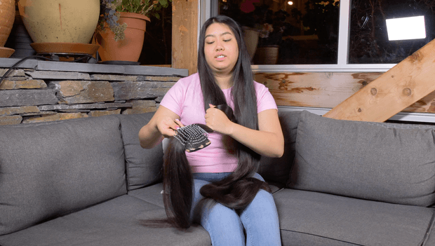 VIDEO - Rapunzel brushing in the sofa