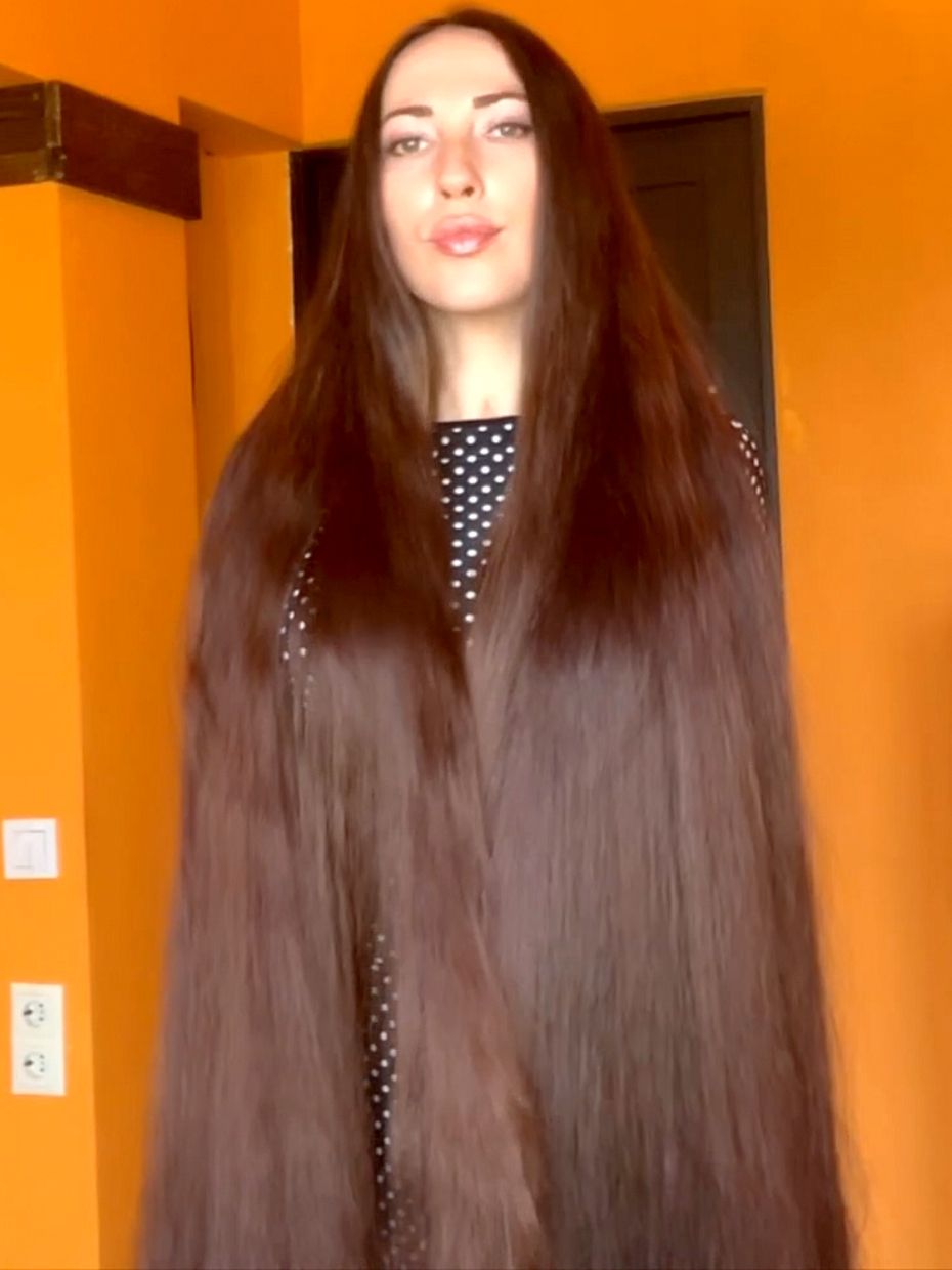 VIDEO - Playful floor length hair