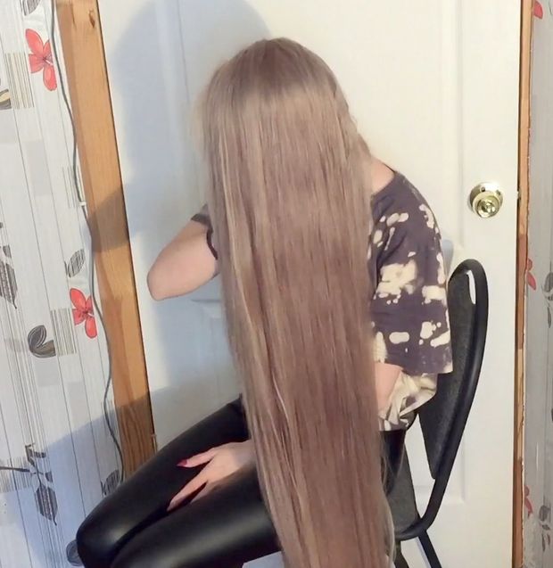 VIDEO - The blonde with the silky hair