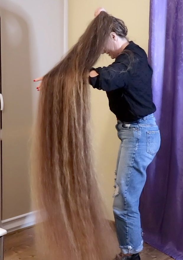 VIDEO - Extreme hair length is her passion