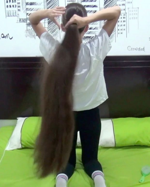 VIDEO - A young woman with a passion for extreme hair lengths