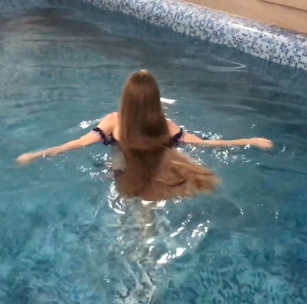 VIDEO - Rapunzel bathing