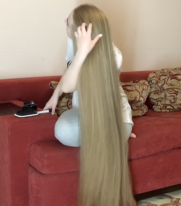 VIDEO - Red sofa, blonde hair