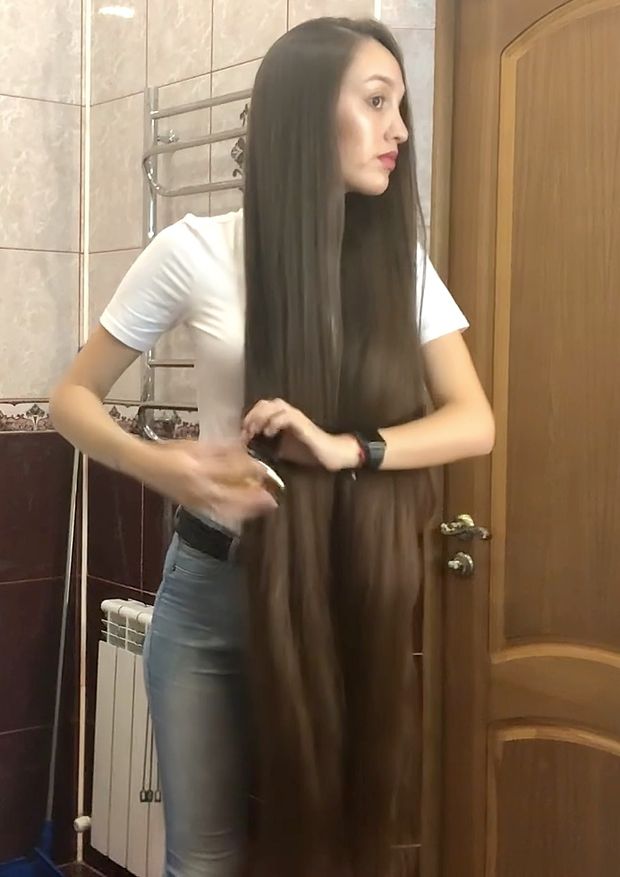 VIDEO - Long hair shampoo in the tub