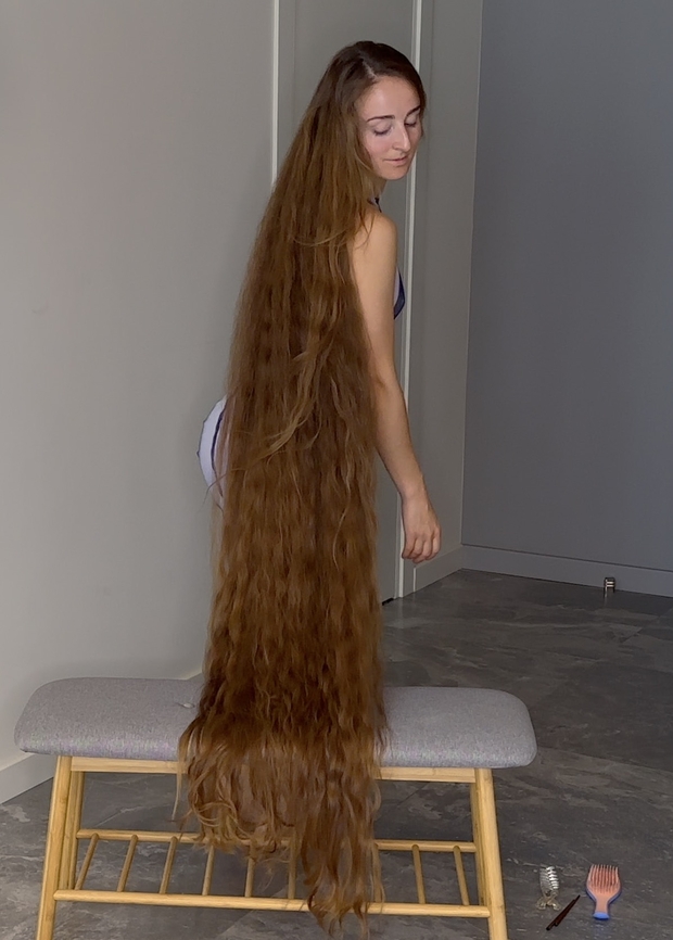 VIDEO - Floor length hair dream