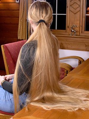 VIDEO - The big ponytail vs. the table