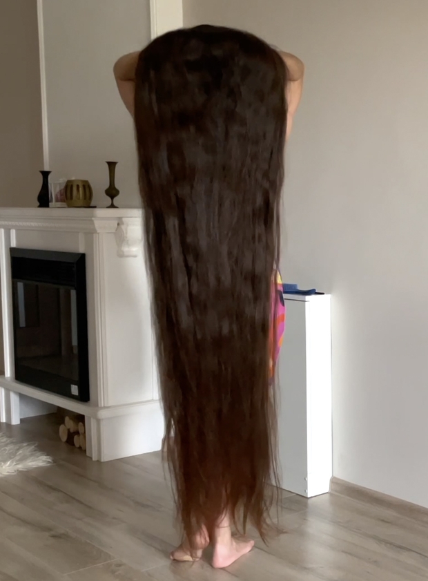 VIDEO - Ivanna loves her hair length