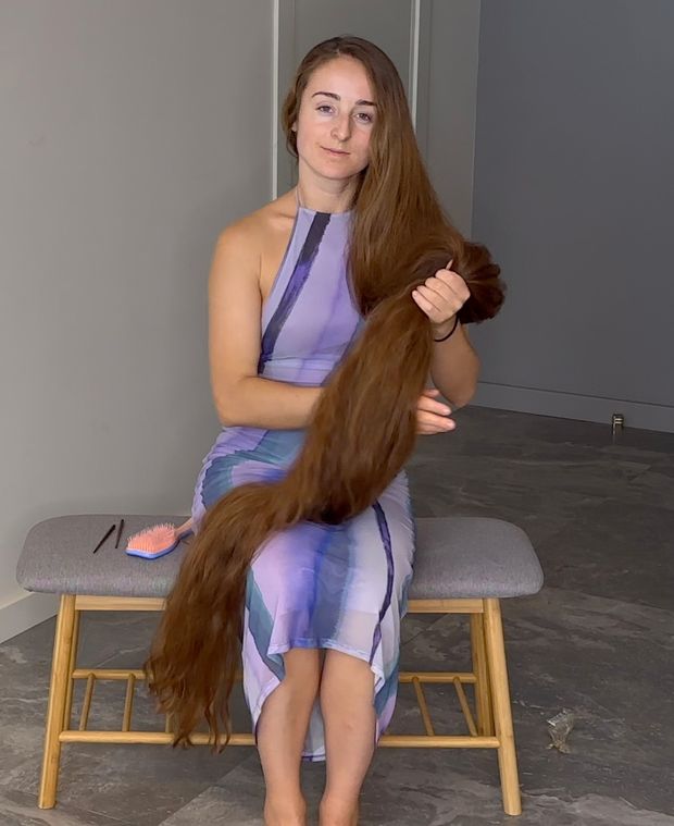 VIDEO - Floor length hair dream