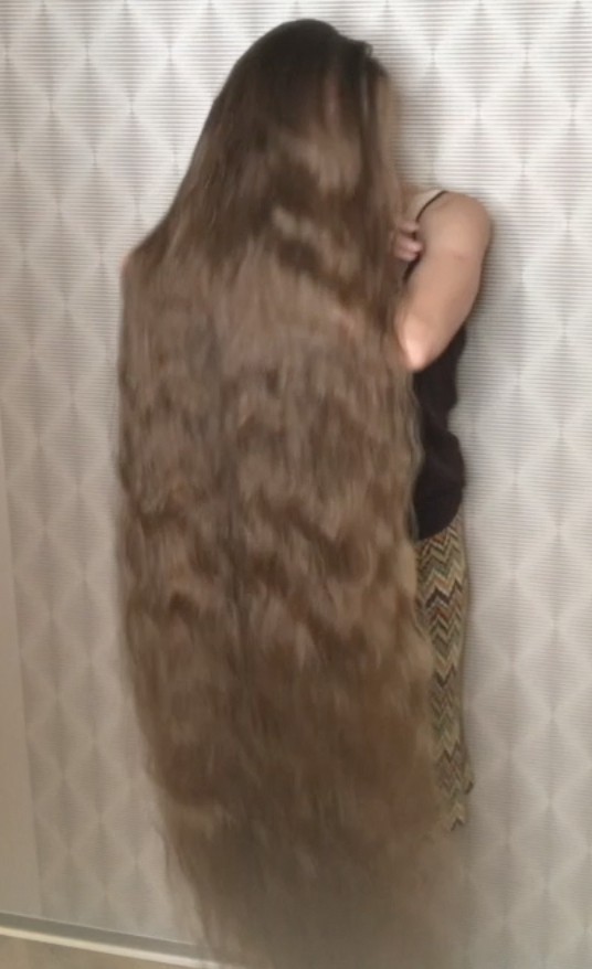 PHONE VIDEO - Katerina&#x27;s hair display