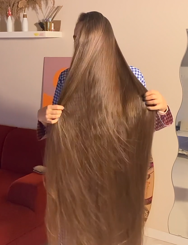 VIDEO - Extreme calf length hair in front of her face (part 1)