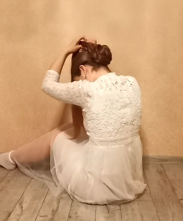 VIDEO Very long hair and an elegant white dress