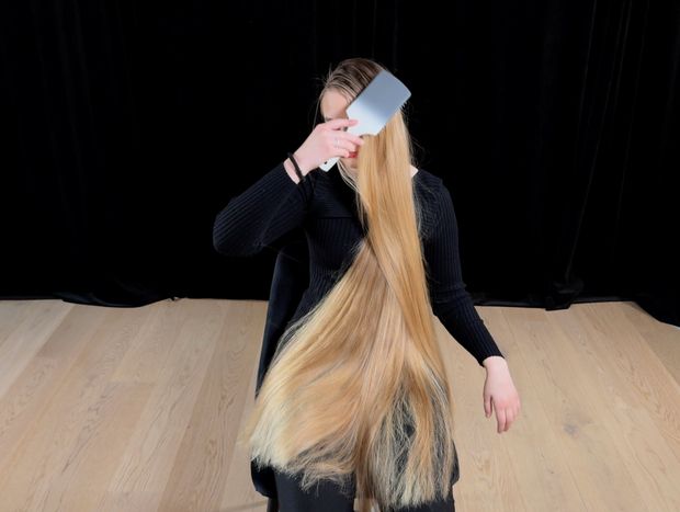 VIDEO - Perfect blonde hair length display and brushing in lap (part 1)