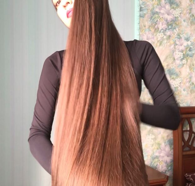 VIDEO - Alina&#x27;s long hair covering and smelling