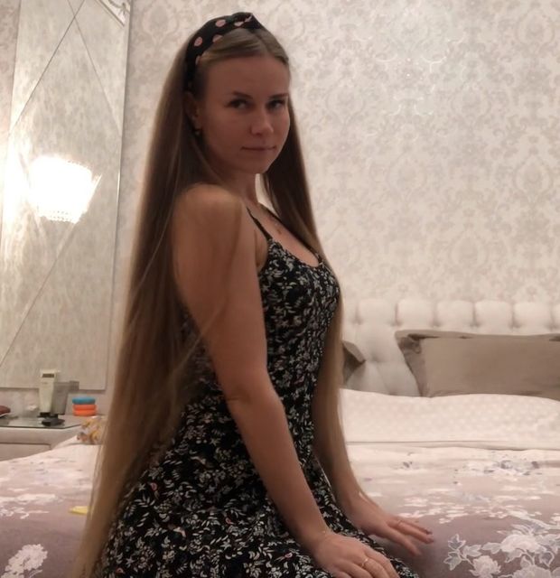 VIDEO - Julia&#x27;s blonde silk in a beautiful room
