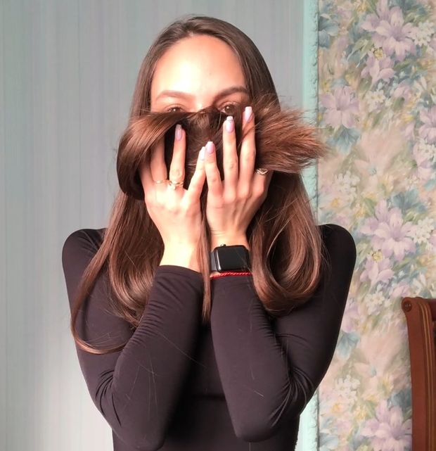 VIDEO - Alina&#x27;s long hair covering and smelling