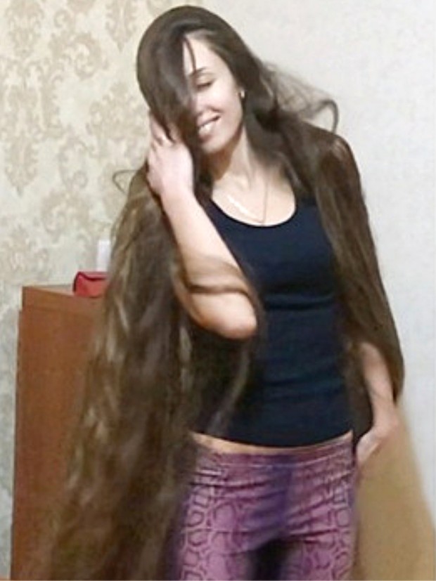 VIDEO - High heels and floor length hair