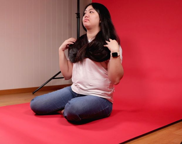 VIDEO - Really long black hair on red