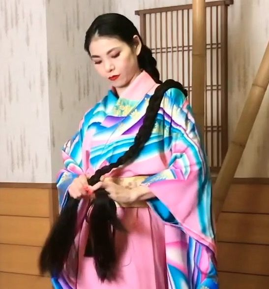 VIDEO - Super long Asian hair