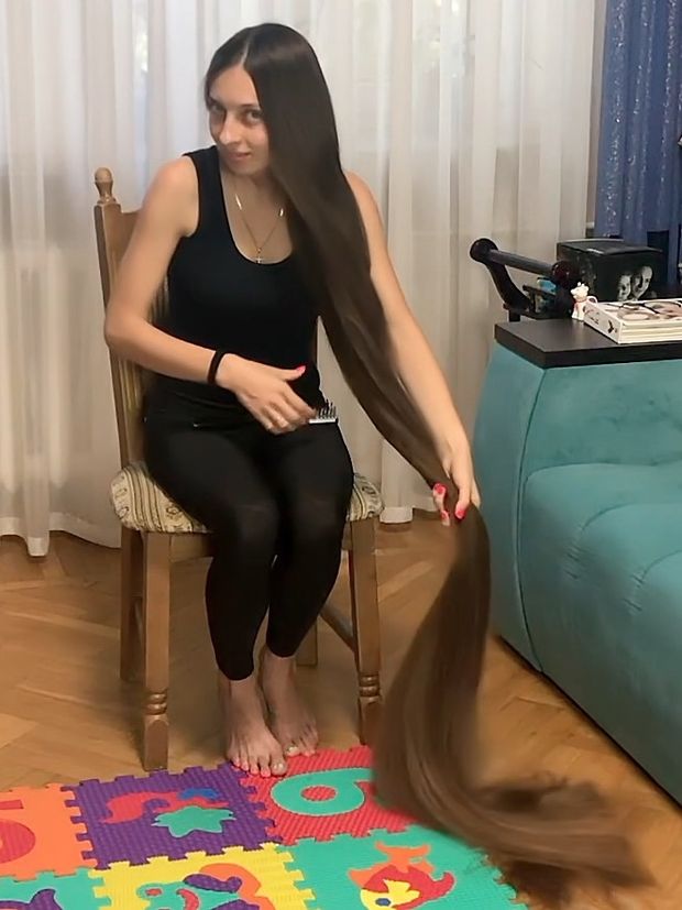 VIDEO - Extreme floor length hair brushing