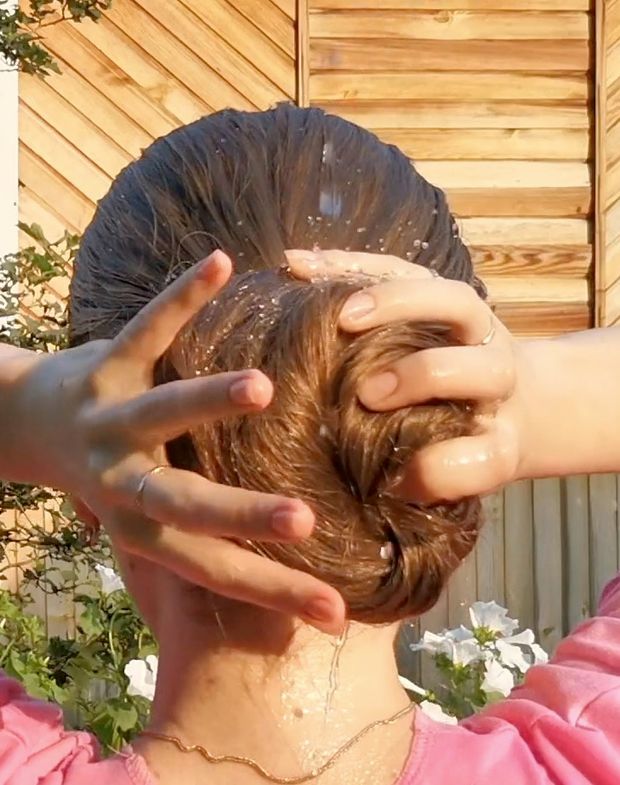 VIDEO - Tons of shampoo for very long blonde hair
