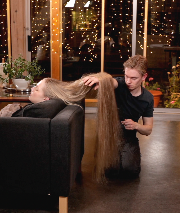 VIDEO - A lot of blonde hair to play with