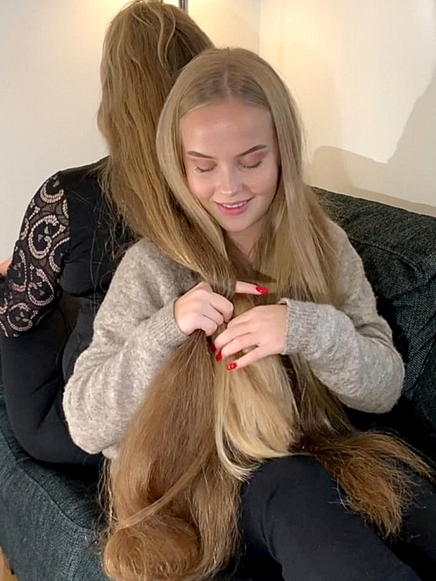 VIDEO - Audrey and Siri in the sofa (part 1)